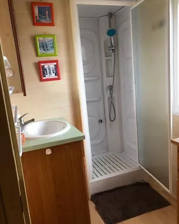 Mobil 4 Personnes, Entre Riviere Et Campsite